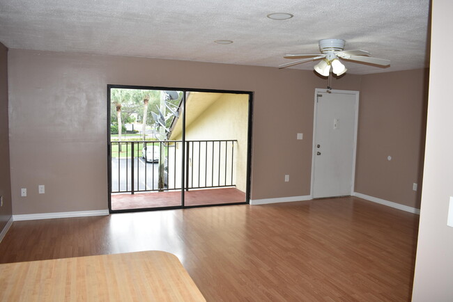 Foto del edificio - 2050 Oleander Blvd
