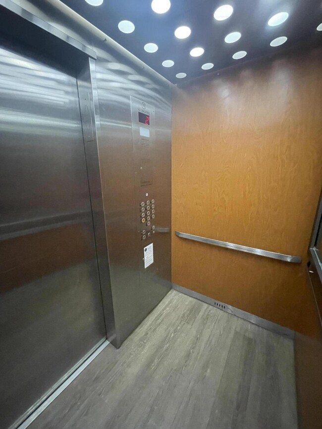 Foto del edificio - 880 NE 69th St