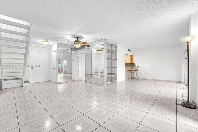 Foto del edificio - 8775 Park Blvd