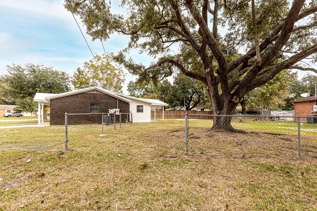 Building Photo - 4703 Bronfair Ave