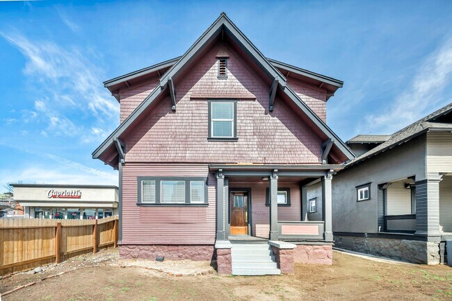 Foto del edificio - FULLY FURNISHED & BEAUTIFULLY REMODELED CLASSIC HOME NEAR UNR WITH UNBEATABLE I-80 ACCESS