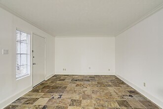 Building Photo - 2418 Mimosa Dr