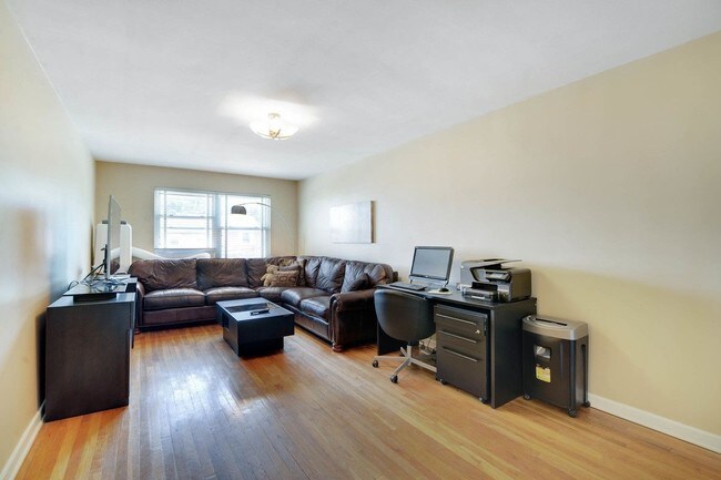 Foto del edificio - 6152 71st St