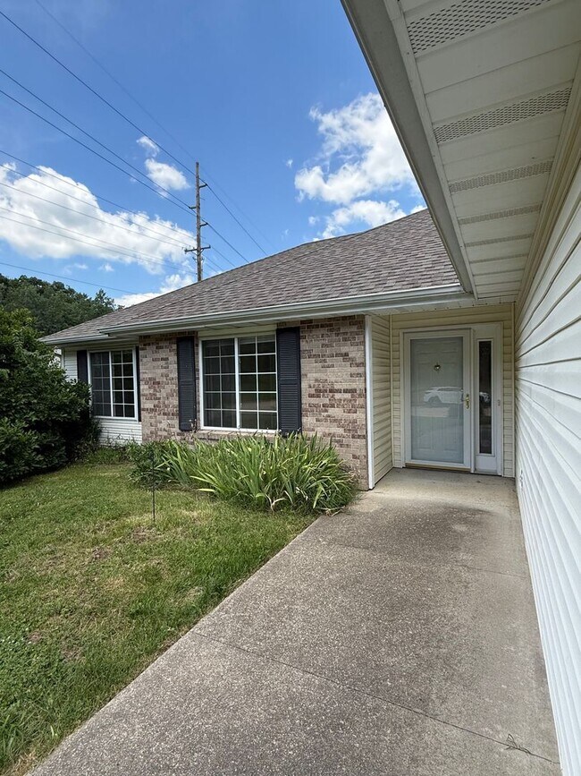 Foto del edificio - 3 bed 2 bath Home with fenced in backyard