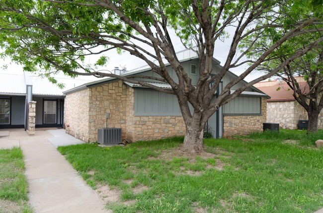 Building Photo - 6 MONTH LEASE! Spacious 3 bedroom 2 bath t...