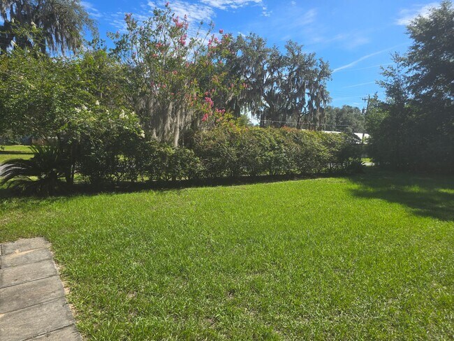 Foto del edificio - 6853 Grove Rd
