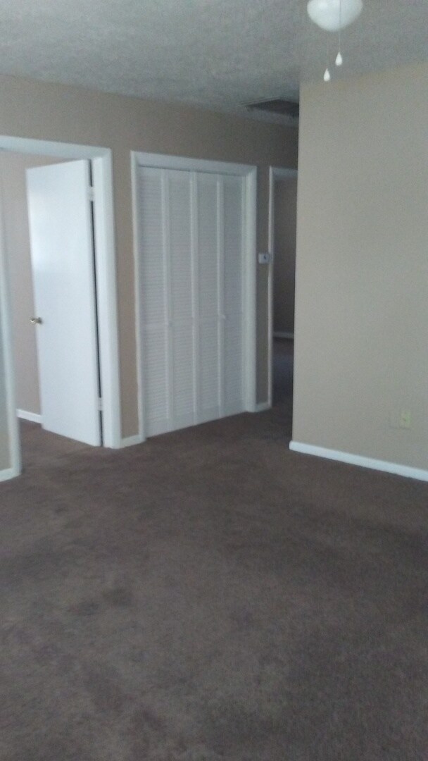 Building Photo - Spacious 2 bed, 1.5 bath duplex right on O...
