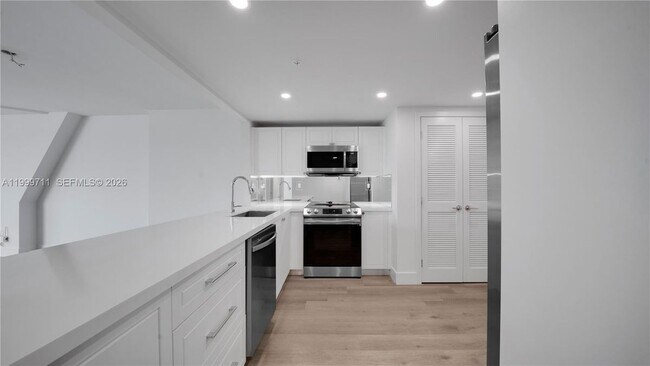 Foto del edificio - 555 NE 34th St