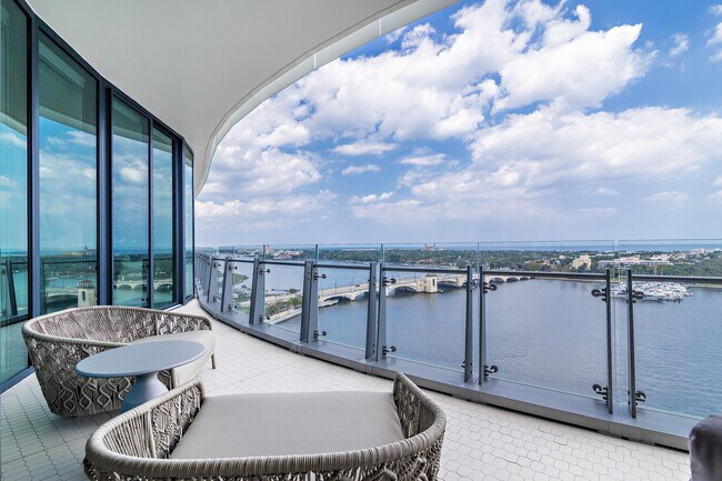 Building Photo - 1100 S Flagler Dr