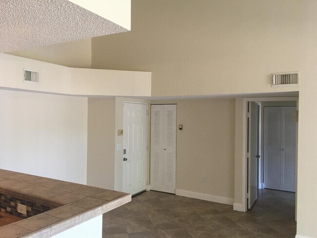 Foto del edificio - 1721 Village Blvd