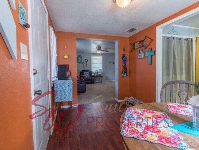 Foto del edificio - 2 Bedrooms Upstairs + 1 Downstairs, 1 Bath, Close to Downtown!