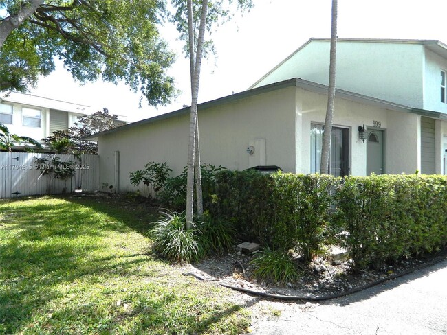 Foto del edificio - 899 Crystal Lake Dr