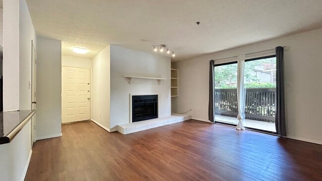 Building Photo - Vinings Run 1 Bedroom Condo, Minutes from ...