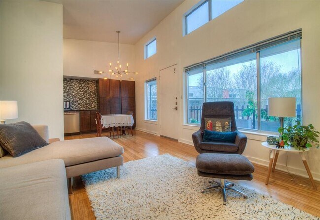 Foto del edificio - 2200 Dickson Dr