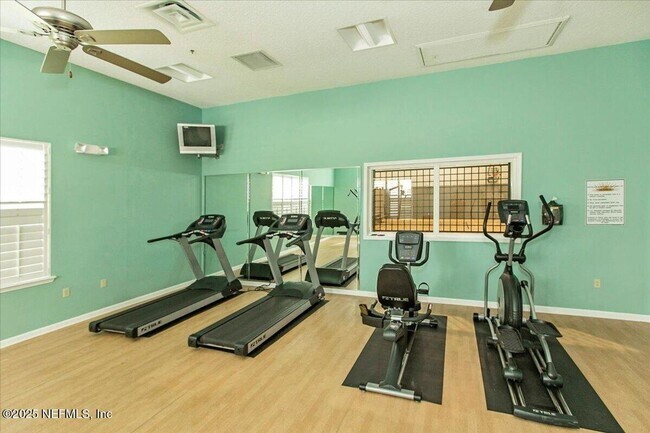 Foto del edificio - 8201 Green Parrot Rd