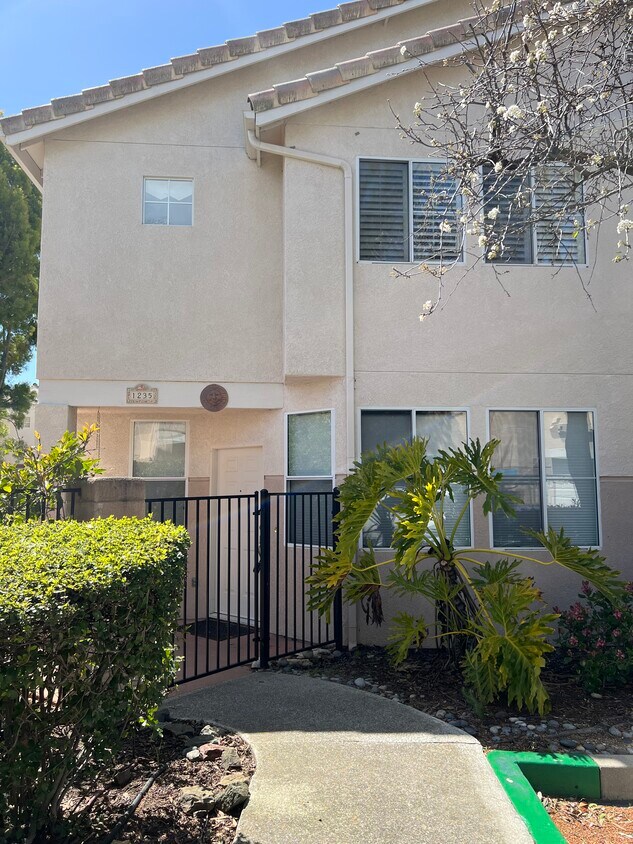 Entry - 1235 Chaparral Cir