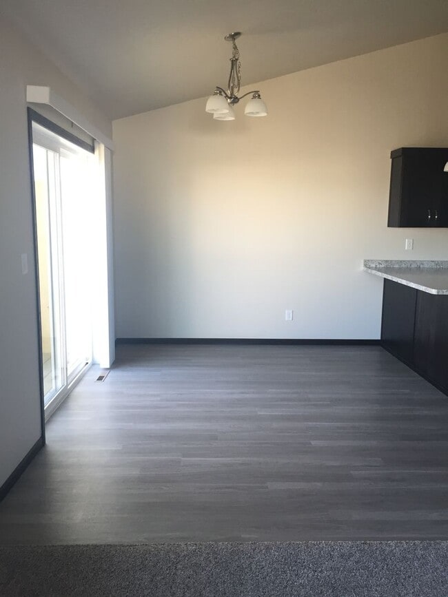 Building Photo - 3 Bed 3 Bath Twin Home