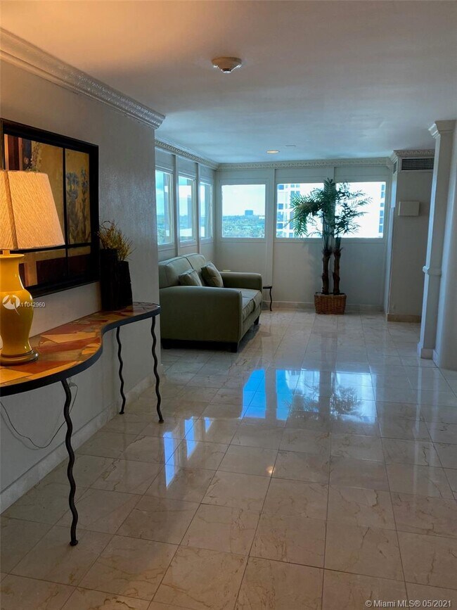 Foto del edificio - 10245 Collins Ave