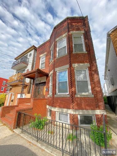 Primary Photo - 22 Kossuth St