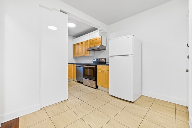 Building Photo - 5777 Ch De La Côte-Saint-Luc