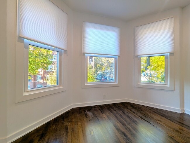 Building Photo - 2437 W Leland Ave