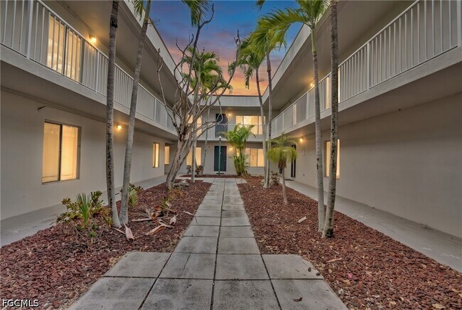 Building Photo - 1830 Maravilla Ave
