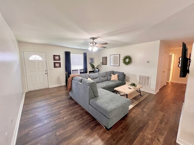 Building Photo - 707 Bagwell Ct