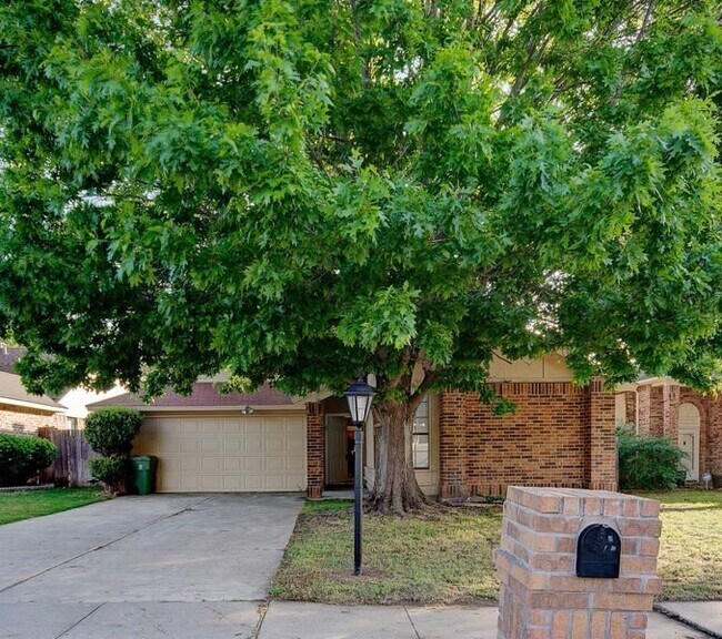 Building Photo - 2323 Clareton Dr