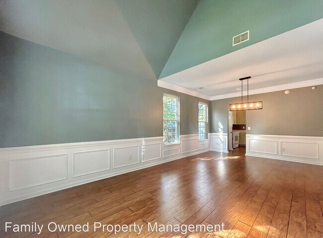 Building Photo - 4 br, 2.5 bath House - 106 York Court