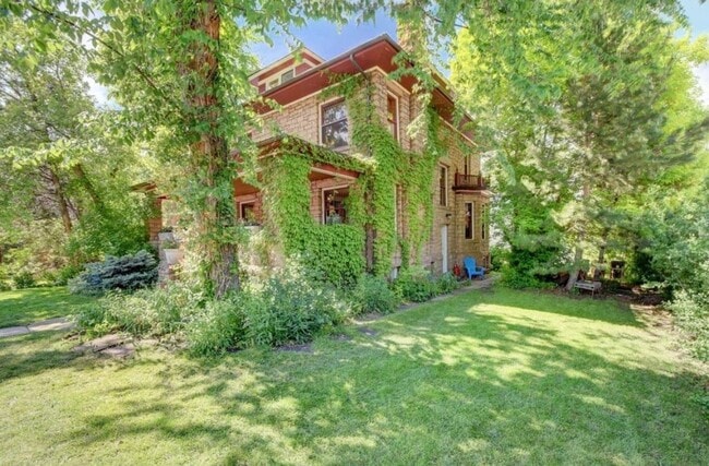 Building Photo - “The Lennartz House” Tons of character wit...