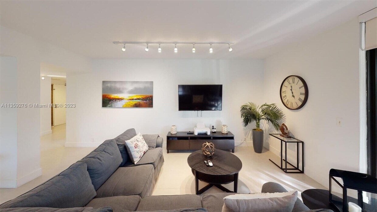 Foto principal - 101 Crandon Blvd
