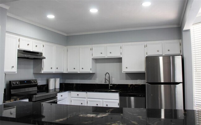 Building Photo - 108 World of Tennis Sq