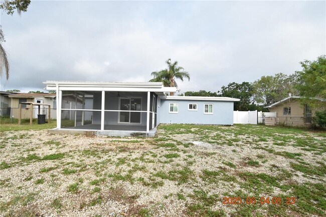 Foto del edificio - 417 Country Club Dr