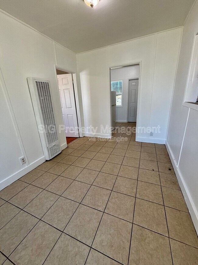 Building Photo - 10156 Helendale Ave