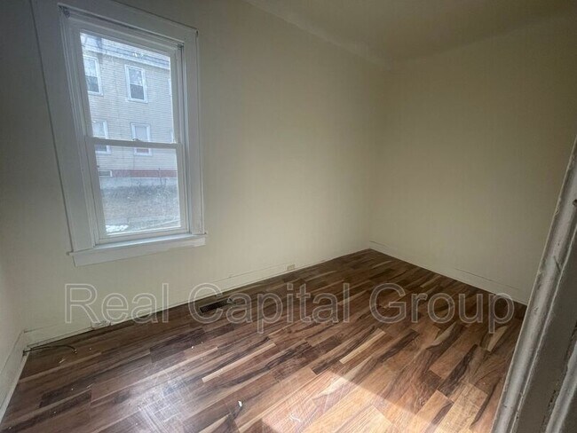Building Photo - 646 Lansing St