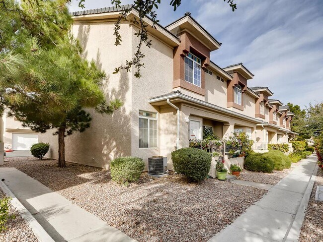 Foto del edificio - **SHORT TERM GATED LUXURY RENTAL** 3BDRM *2.5 BATH* 2 CAR GARAGE