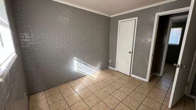 Building Photo - Two Bedroom Apartment in Lafayette!