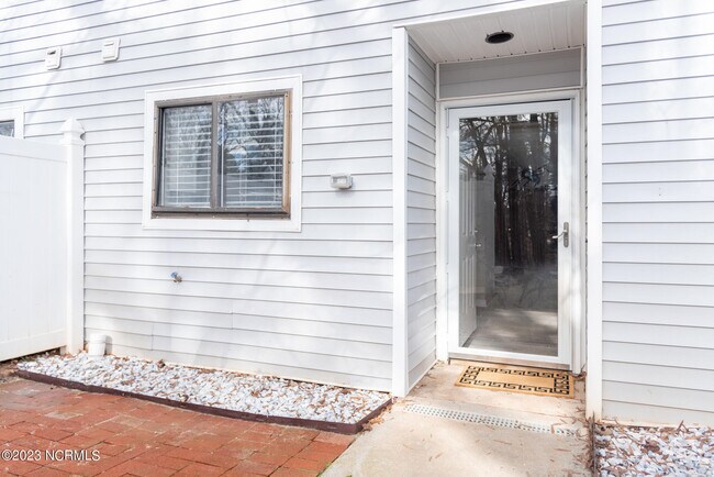 Building Photo - 7195 Sandy Creek Dr