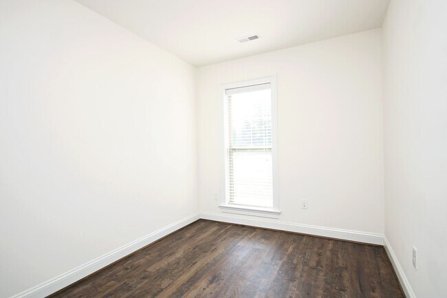 Building Photo - Convenient to UVA's Graduate Schools