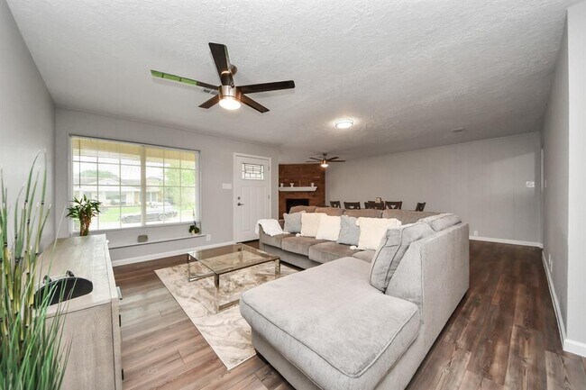 Foto del edificio - 3111 Tanglebriar Dr