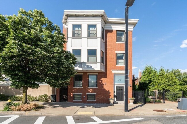 Foto del edificio - 35 Rutherford Ave