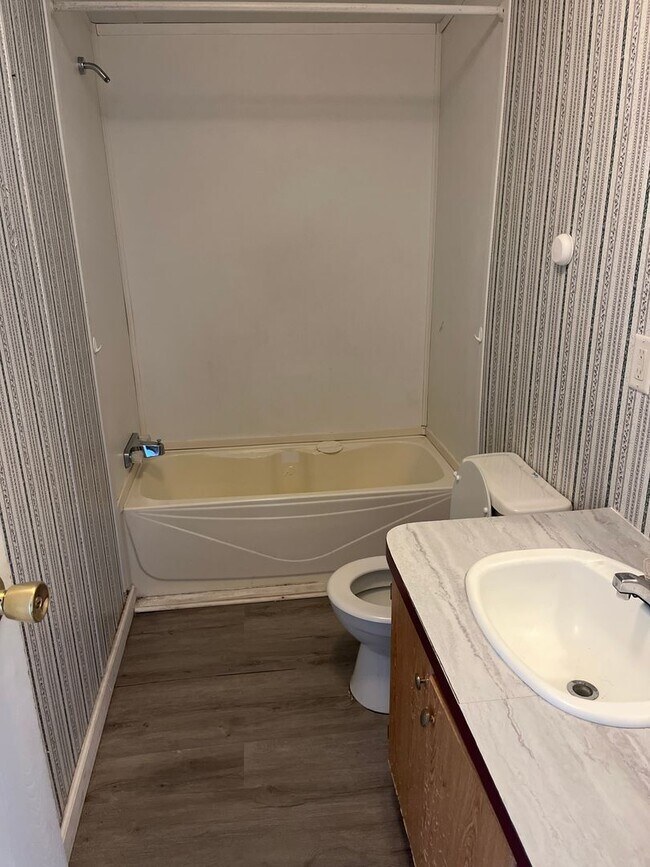 Building Photo - 3 bedroom 2 bath