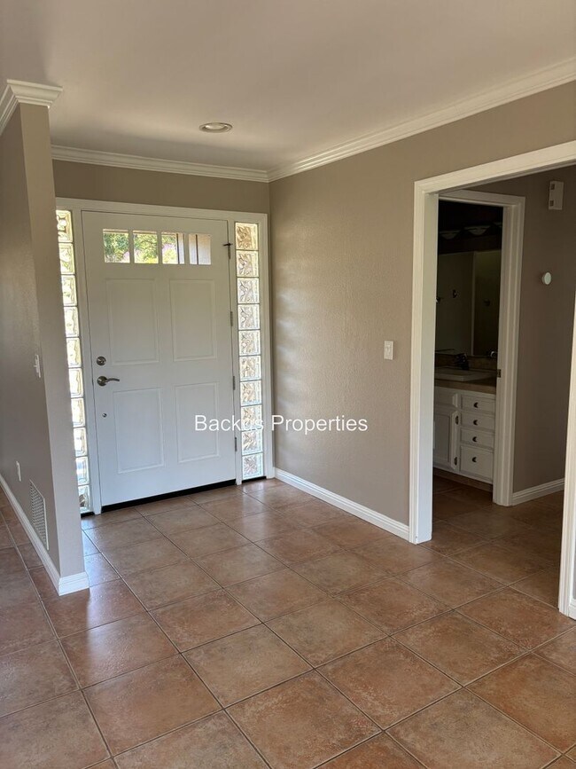 Building Photo - Wonderful three bedroom home on an acre lot in Royal Oaks