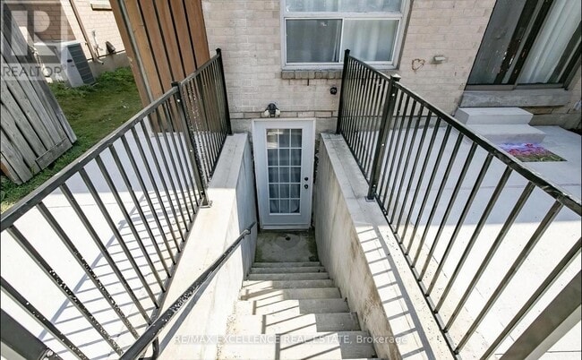 Building Photo - 117 Richwood Cres