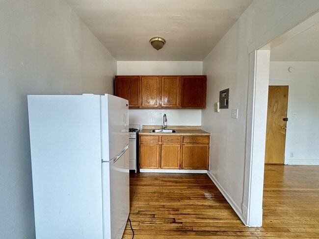 Building Photo - 2432 N Linden Pl