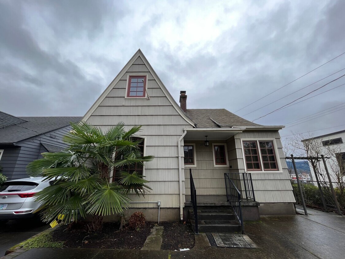 Primary Photo - Charming 3 Bed + 1.5 Bath Home in NE Portl...