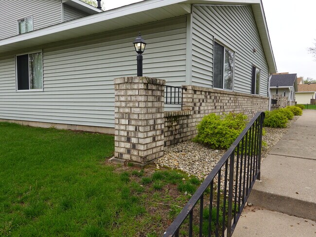 Building Photo - 1682 Helena Rd N