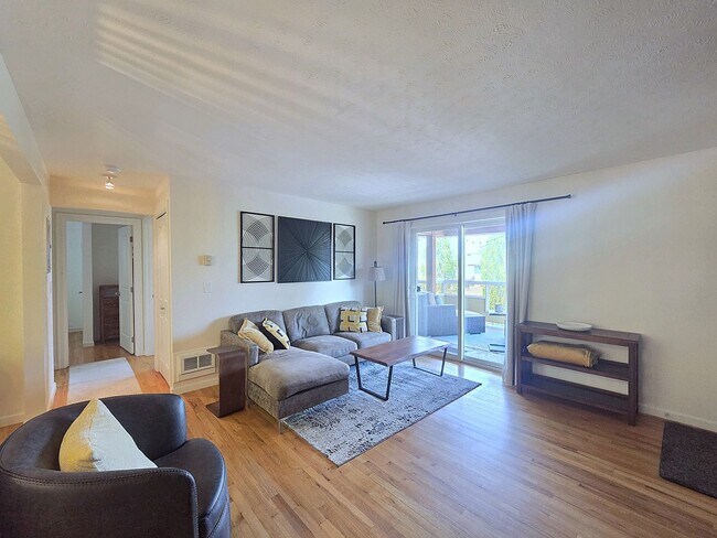 Foto del edificio - $1,950 - 2 Bed / 1 Bath Fully Furnished Condo in Secure Building in Rockwood/Manito Neighborhood