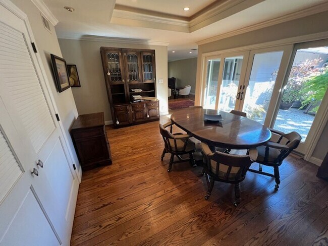 Building Photo - 723 Laurelwood Dr