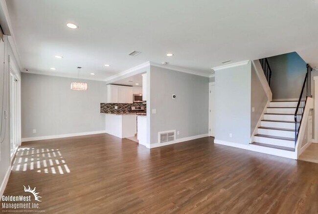 Building Photo - Charming 3Bdm 2.5Ba Townhome in the Clairemont Mesa Community!